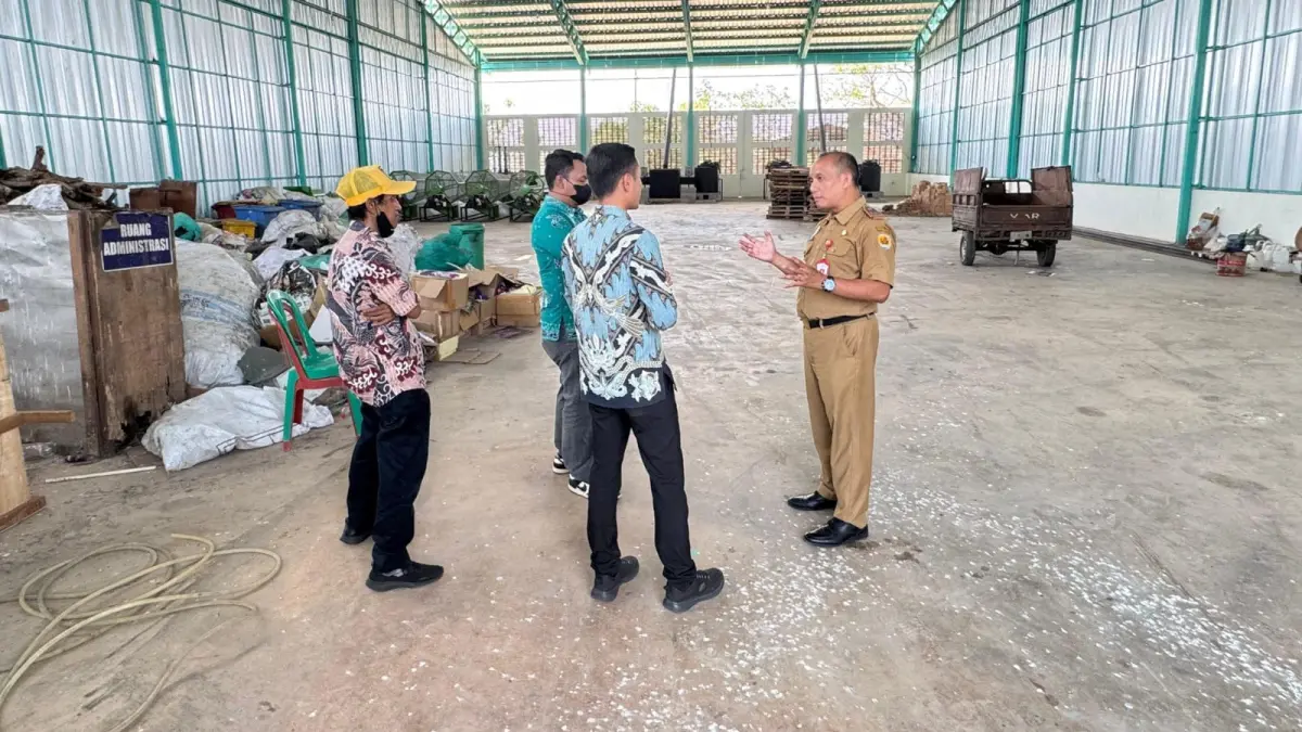 KUNJUNGAN: Tim gabungan dari pusat saat meninjau lokasi TPST di Ngembak Kecamatan Purwodadi, Kabupaten Grobogan.