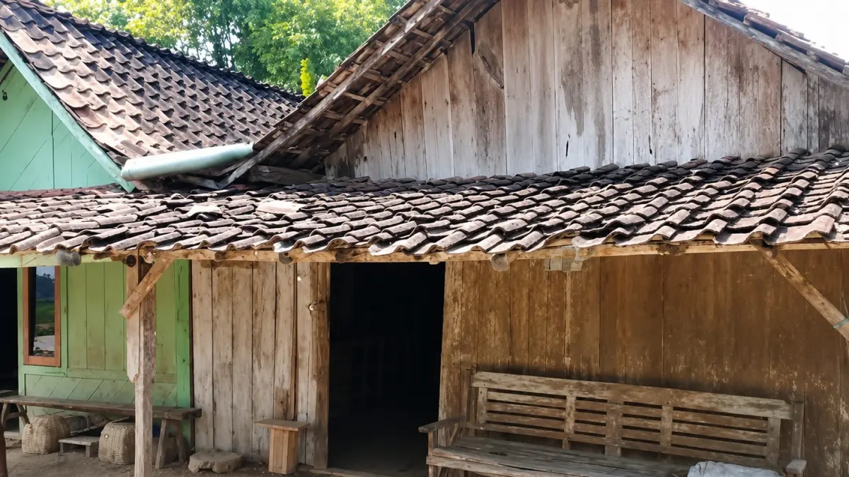 
PARAH: Salah satu rumah yang menjadi sasaran bedah rumah di Blora.  (EKO SANTOSO/RADAR PATI)