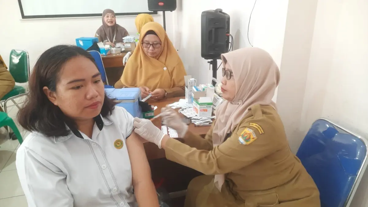 VAKSINASI: Salah satu masyarakat Grobogan saat mendapatkan vaksinasi HPV.