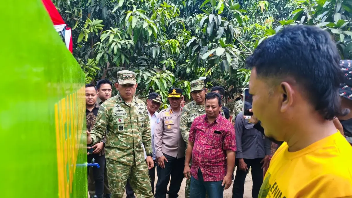 Pangdam IV/Diponegoro Mayjen TNI Achiruddin saat meninjau hasil pembangunan sumur bor untuk masyarakat di Dukuh Dayu Desa Tanjungsekar.