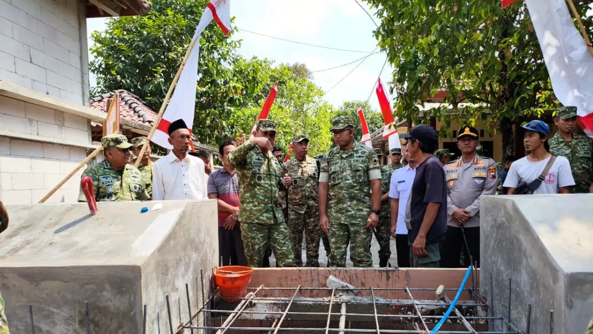 Pangdam IV/Diponegoro mengecek proses pengerjaan jembatan gantung di Desa Kayen untuk memastikan kontruksinya sesuai standar. 