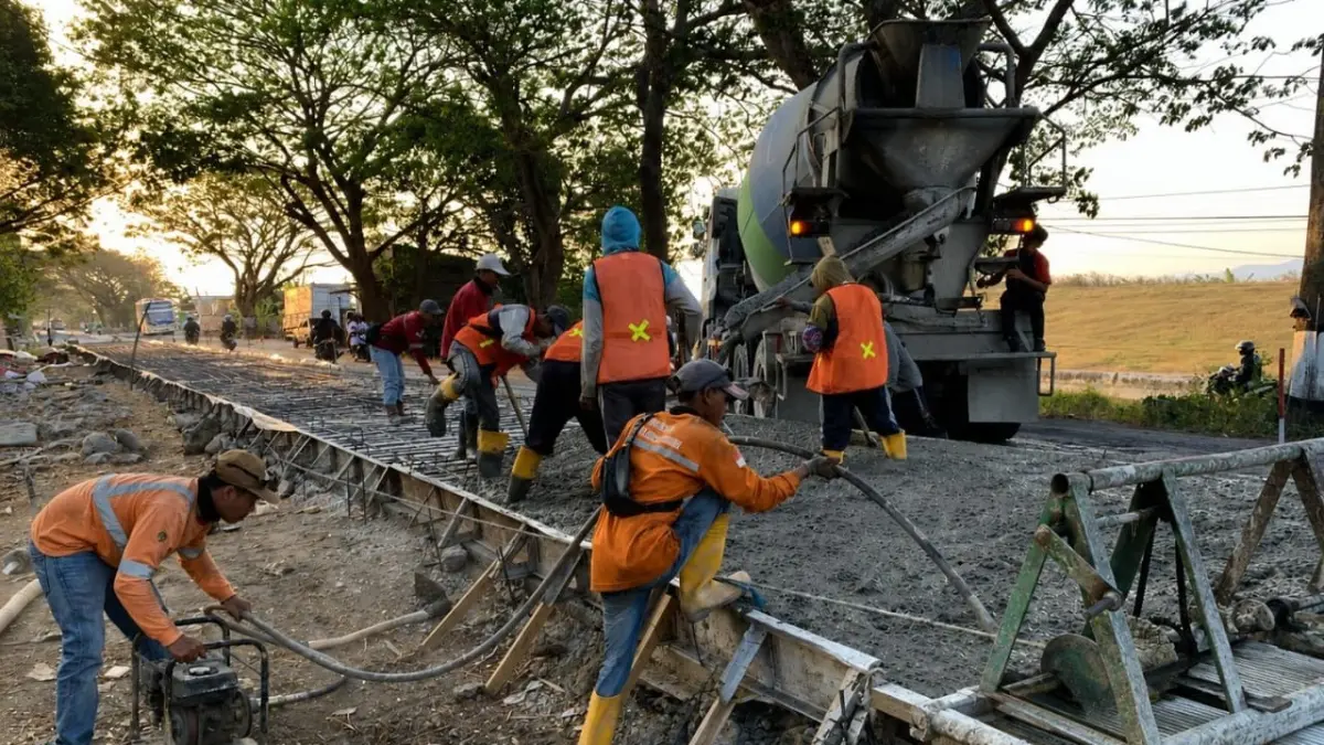 PERBAIKAN: Pengerjaan perbaikan jalan di ruas Purwodadi-Semarang, tepatnya di Desa Bringin Kecamatan Godong.