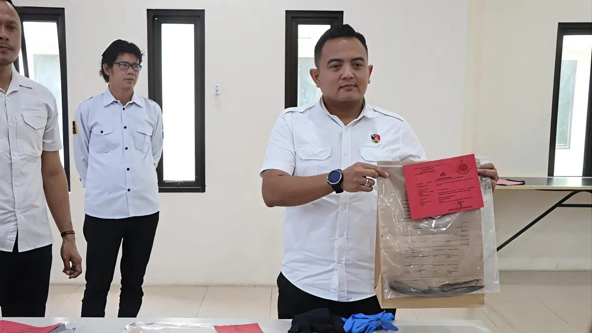 
DITUNJUKKAN: Personel Polresta Pati menunjukkan barang bukti pengeroyokan di Mapolresta setempat belum lama ini. (ANDRE FAIDHIL FALAH/RADAR PATI)