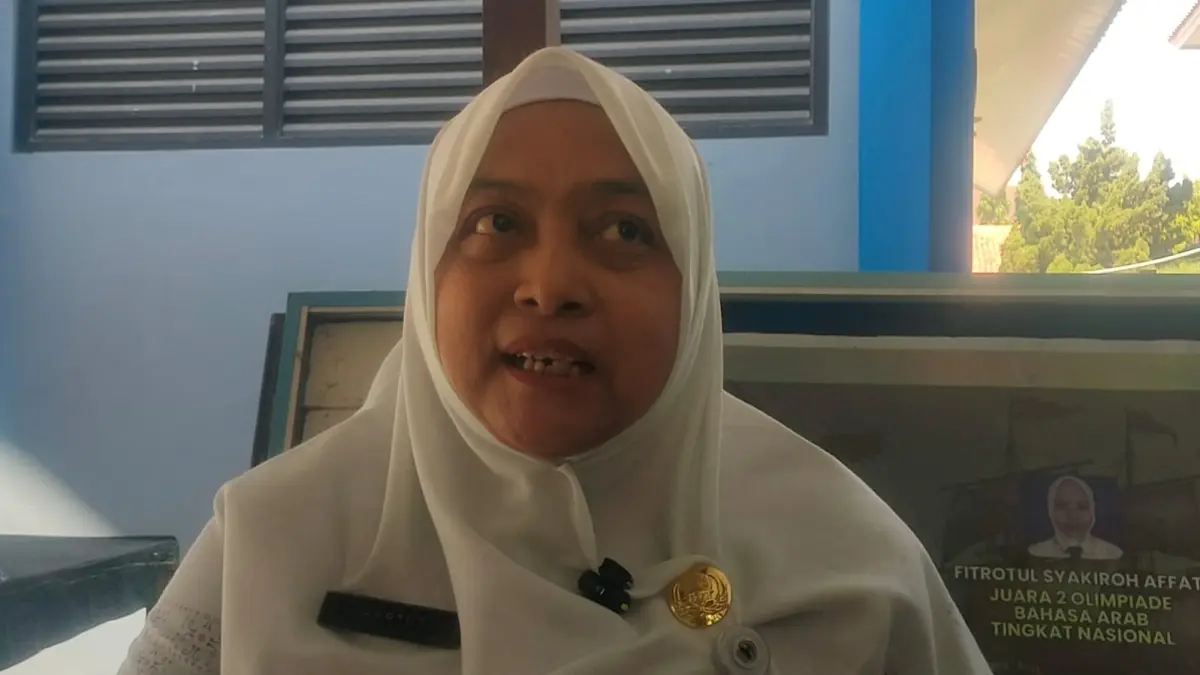 JUHARTUTIK, Kepala SMAN 1 Lasem, Rembang. (WISNU AJI/RADAR PATI)