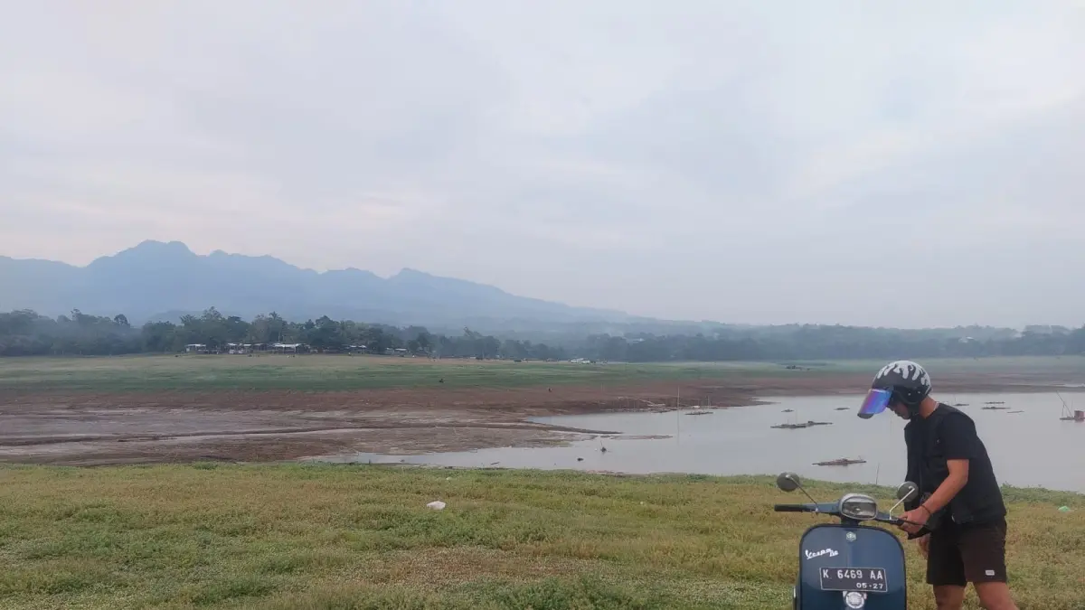 
NYUSUT: Masyarakat menikmati suasana Waduk Gembong belum lama ini. Biasanya, tempat tersebut dipenuhi air. (ANDRE FAIDHIL FALAH/RADAR PATI)