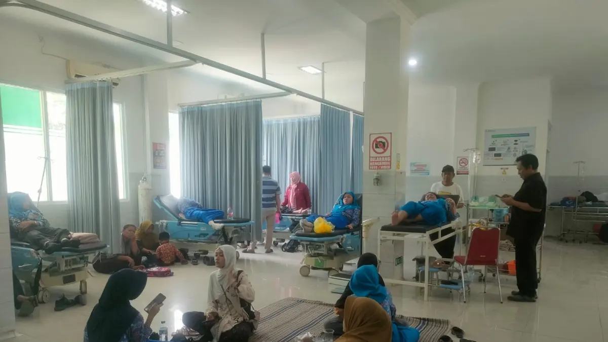 PERAWATAN INTENSIF: Pihak keluarga dan guru menunggui murid SMAN 1 Lasem, Rembang, di Puskesmas Lasem karena diduga keracunan MBG. (WISNU AJI)  
