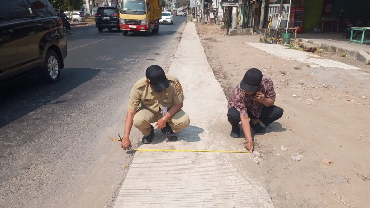 Sejumlah titik di Jalan Raya Pati - Tayu dilebarkan satu meter dengan pengerasan bahu jalan menggunakan cor beton. (DOK BPJ WILAYAH PATI)