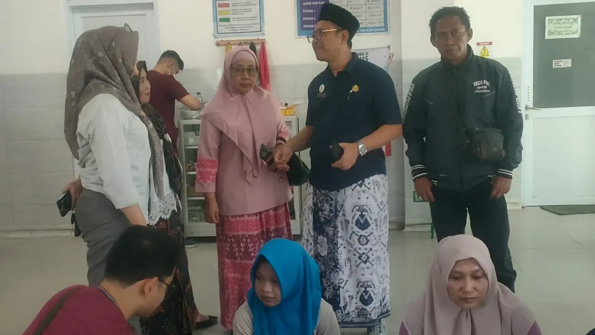 
TURUN LANGSUNG: Kepala Puskesmas Lasem, Rembang, dr Joko Paryanto (berpeci) berbincang dengan Anggota DPRD Rembang Frida Iriani (tengah) saat meninjau murid dan guru SMAN 1 Lasem yang dirawat di UGD puskesmas. (WISNU AJI/RADAR PATI)