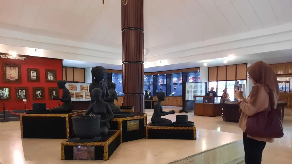 WISATA EDUKASI: Pengunjung memotret koleksi yang ada di Museum Kretak Kudus baru-baru ini. (INDAH SUSANTI/RADAR PATI)