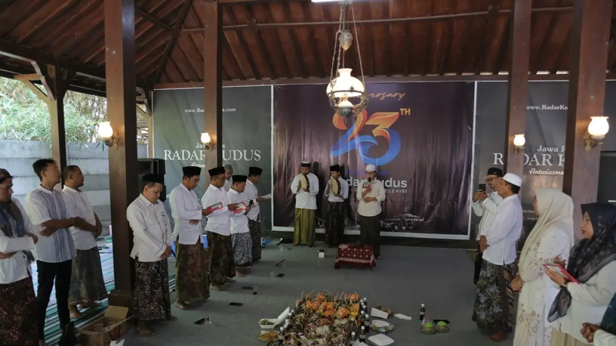 CINTA RASUL: Direktur Jawa Pos Radar Kudus Baehaqi (tiga dari kanan) bersama para karyawan khidmat mengikuti acara peringatan maulid Nabi Muhammad di Joglo Radar Kudus. (GALIH/RADARPATI)