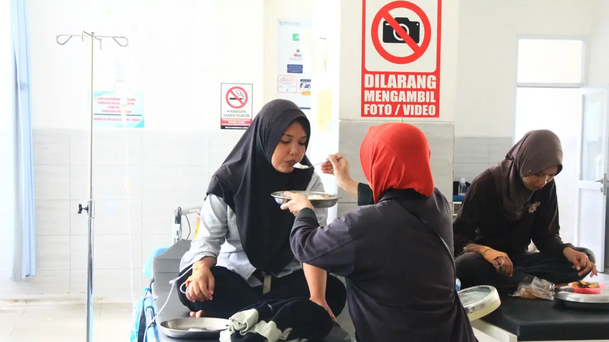 
DIRAWAT: Pelajar SMAN 1 Lasem, Rembang, masih ada yang dirawat di UGD Puskesmas Lasem. (WISNU AJI/RADAR PATI)