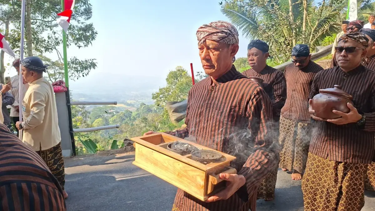 
DOA MINTA HUJAN: Panitia dan pengurus YM2SM mengkirab cekatak Sunan Muria dan peralatan untuk tradisi Guyang Cekathak di Sendang Rejoso, Jumat (4/9). (ANDIKA TRISNA SAPUTRA/RADAR PATI)
