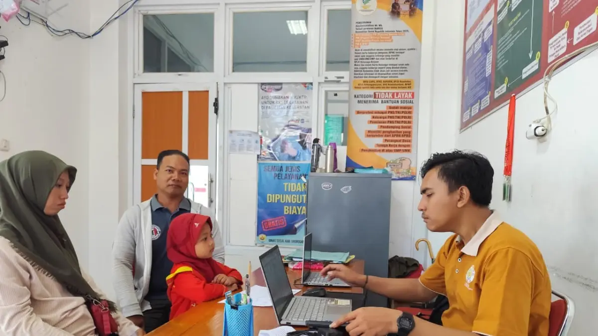 PELAYANAN: Petugas Dinsos Grobogan saat menerima aduan dari masyarakat.