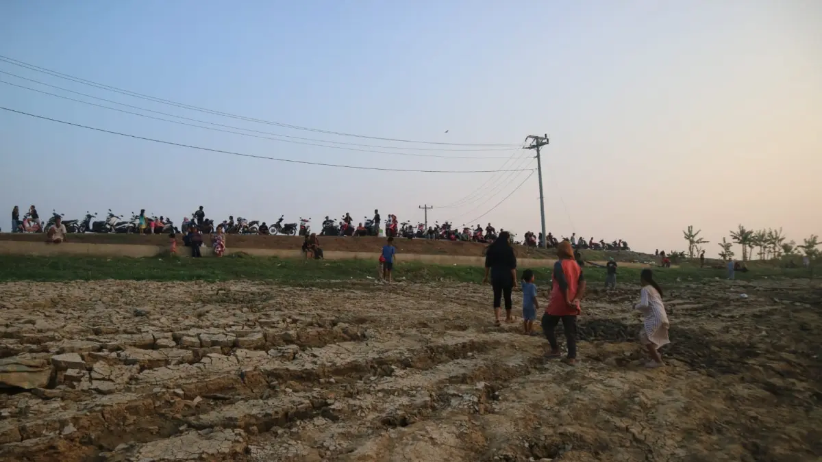ANDRE FAIDHIL FALAH/RADAR PATI
TANDUS: Warga menyusuri Sungai Juwana yang kering kemarin.