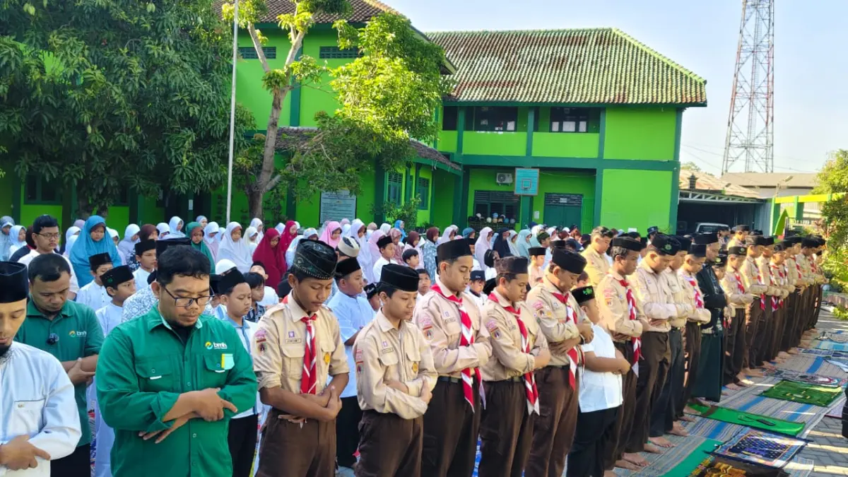 BERDOA – Ratusan siswa SD dan SMP Integral Purwodadi melakukan doa bersama dan salat Istisqa di halaman sekolah setempat untuk meminta turunya hujan disaat musim kemarau panjang di Kabupaten Grobogan.