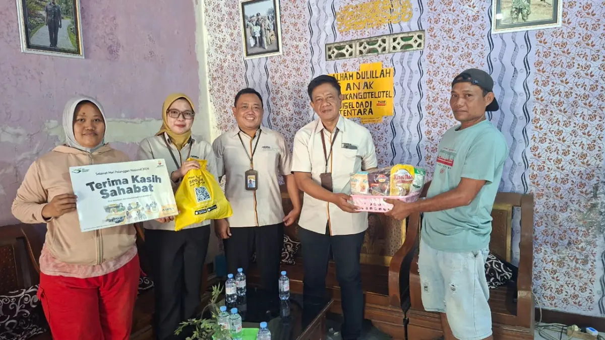 APRESIASI PELANGGAN – Tim Adira Finance Cabang Purwodadi berinteraksi dengan pelanggan dalam rangka memperingati Hari Pelanggan Nasional (HARPELNAS) 2026, Jumat (4/9). Mengusung semangat #TerimaKasihSahabat, Adira Finance menghadirkan berbagai bentuk apresiasi sekaligus mempererat kedekatan dengan pelanggan.