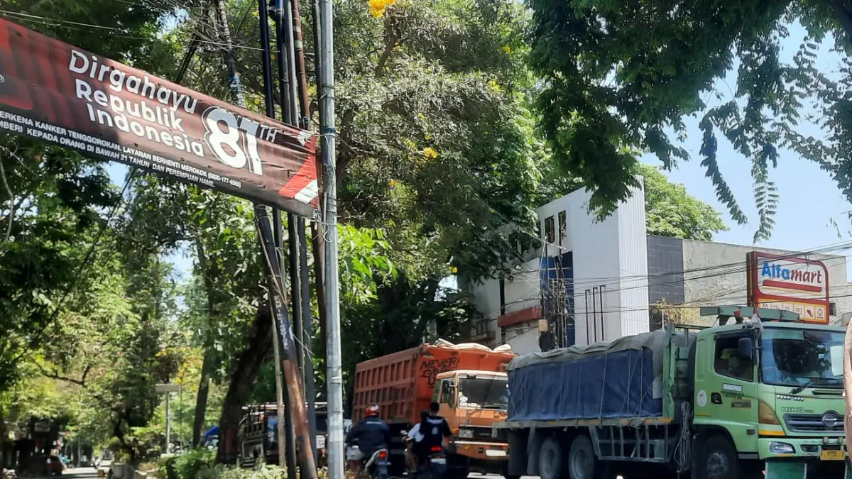SUMBU TIGA: Sejumlah kendaraan sumbu tiga saat nekad melintasi Kota Purwodadi.