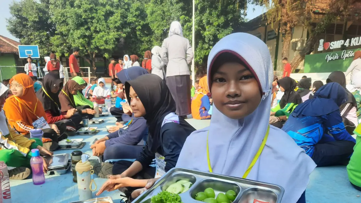 
MAKAN BARENG: Murid SMP 4 Kudus saat menyantap menu MBG bersama di halaman sekolah. (INDAH SUSANTI/RADAR PATI)
