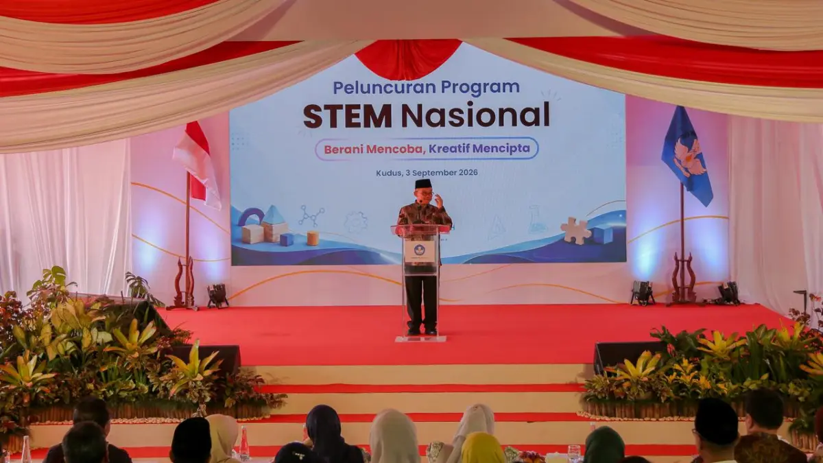 
UNTUK PENDIDIKAN: Mendikdasmen Abdul Mu’ti memberikan keterangan saat berkunjung di Paud Terpadu Kalirejo, Kudus. (GALIH ERLAMBANG W/ RADAR PATI)

