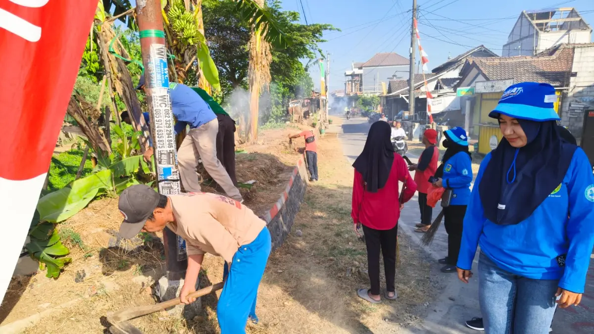 Warga Desa Kesambi Kecamatan Mejobo Kudus melakukan kerja bakti kegiatan ini menjadi agenda rutin bulanan. 