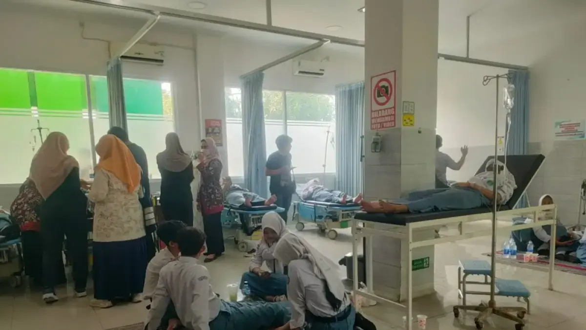 
DIRAWAT INTENSIF: Belasan anak didik MAN 2 Lasem dirawat di puskesmas Lasem. (WISNU AJI/RADAR PATI)