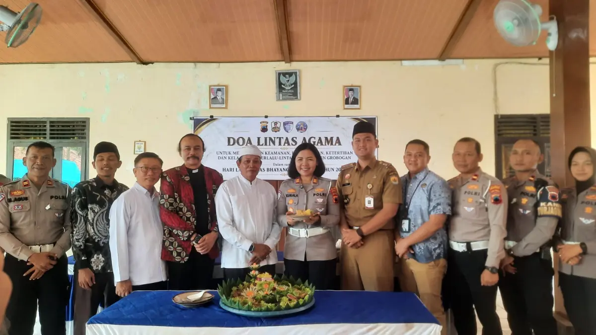 DOA: Satlantas Polres Grobogan saat melakukan doa lintas agama di Kantor Kelurahan Kuripan Kecamatan Purwodadi. 
(INTAN MAYLANI SABRINA/RADARPATI)
