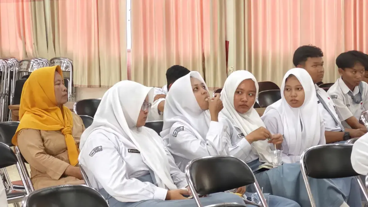 GEJALA LEMAS: Kondisi siswa SMAN 1 Tunjungan yang merasa lemas diduga keracunan MBG. (ARIF FAKHRIAN KHALIM/RADAR PATI)
