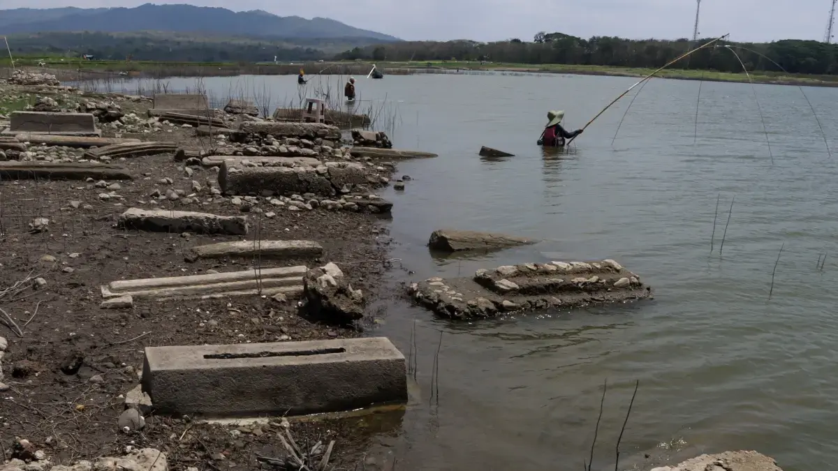 Nisan makam kuno muncul ke permukaan wilayah Kelurahan/Kecamatan Wuryantoro, Wonogiri menyusul menyusutnya Waduk Gajah Mungkur, Senin (7/9/2026). (JAWAPOS GRUP)
