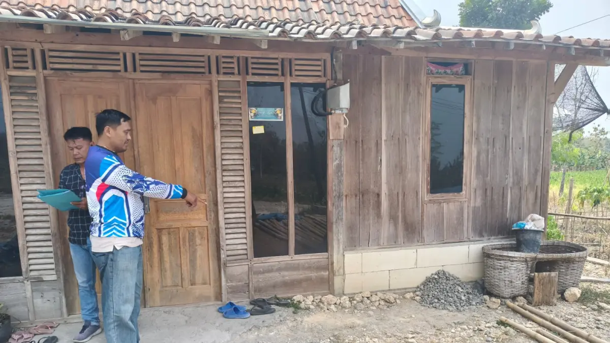OLAH TKP – Polsek Pulokulon lakukan olah TKP di rumah korban pencurian sepeda motor di Desa Sembungharjo, Kecamatan Pulokulon. 