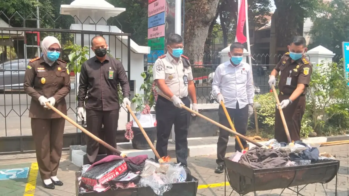 DIBAKAR – Kajari Grobogan Andi Reny Rummana bersama dengan Polres, Lapas dan PN Purwodadi melakukan pemusnahan barang bukti dengan cara dibakar di halaman Kejari Grobogan, Rabu (9/9)