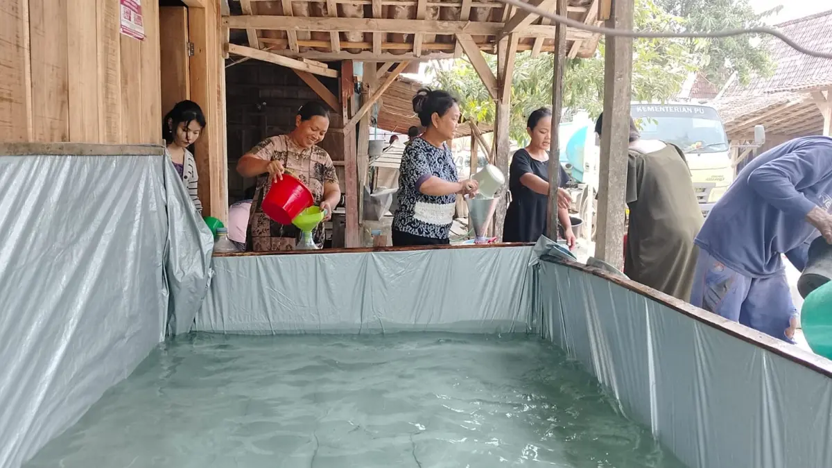 DROPPING AIR BERSIH: PWI Grobogan bersama BPR BKK, TIS Energy dan Polsek Gubug saat salurkan bantuan air bersih ke Desa Penadaran Kecamatan Gubug.