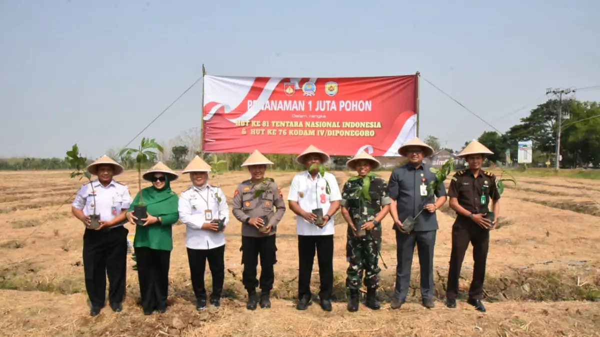 MENANAM: Dandim 0717/Grobogan, Bupati, serta Forkopimda saat melakukan penanaman pohon di eks Yonif 410 Pucang, Grobogan.