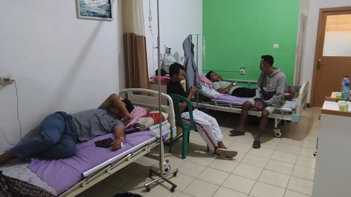 
‎DIRAWAT: Sejumlah siswa SMAN 1 Tunjungan masih dirawat di Klinik Citra Mulia diduga akibat keracunan MBG Senin (7/9). /‎ARIF FAKHRIAN KHALIM/RADAR KUDUS
