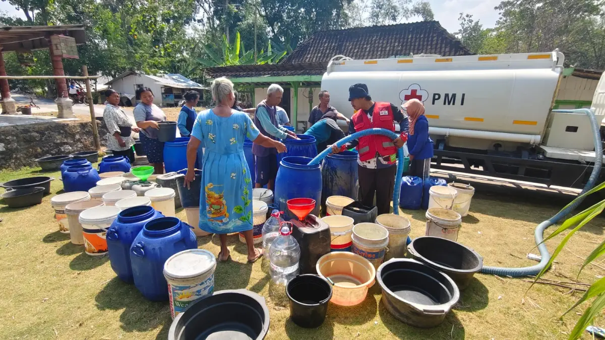 DROPPING AIR BERSIH: PMI Grobogan saat melakukan penyaluran air bersih ke warga yang kekeringan.