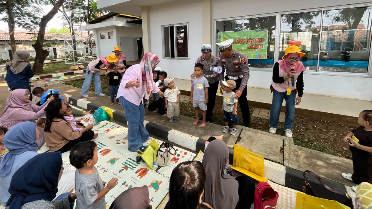 EDUKASI: Anggota kepolisian Polres Kudus mengedukasi anak-anak mengenai pentingnya mematuhi aturan lalu lintas dengan penyampaian yang menyenangkan di Taman Lalu Lintas Kudus, Selasa (8/9).(POLRES KUDUS UNTUK RADAR PATI)
