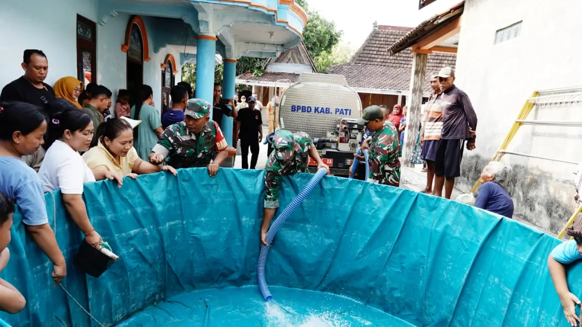 Pemkab Pati menyalurkan bantuan air bersih ke wilayah dilanda kekeringan atau kekurangan air bersih untuk kebutuhan air minum dan MCK kemarin.