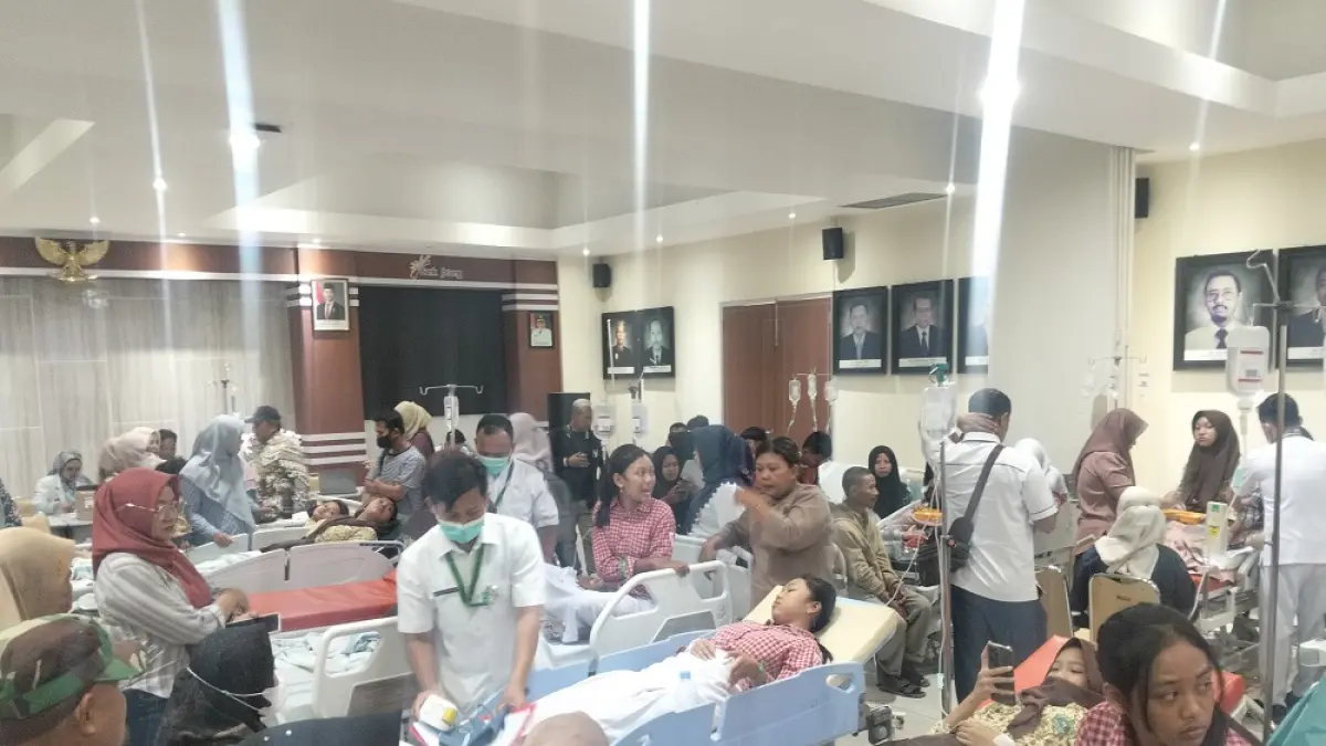 Ratusan siswa di Pati dirawat di RSUD Soewondo alami keracunan usai santap MBG. (ANDRE F/RADAR PATI) 