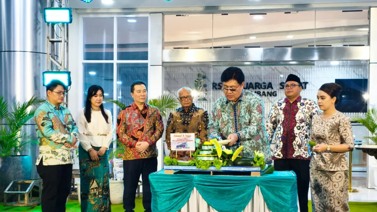 RS Keluarga Sehat Rembang resmi beroperasi pada 9 September 2026 ditandai dengan pemotongan tumpeng oleh Direktur Utama PT Keluarga Sehat Coverall (KSC) Dr. Benny Purwanto, MARS, P.H.Eng. (ACHMAD ULIL ALBAB/RADAR KUDUS)