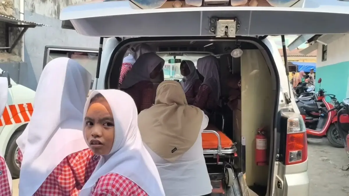 Sejumlah siswa di Pati dievakuasi ke rumah sakit karena keracunan MBG. (ANDRE F/RADAR PATI)