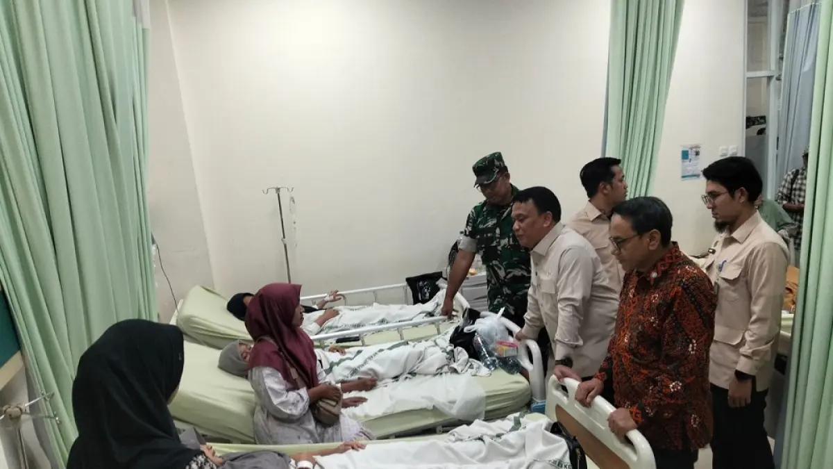 Waka BGN Mayjen TNI Trenggo mengunjungi korban keracunan BGN di Rumah Sakit KSH Pati, Kamis (10/9).