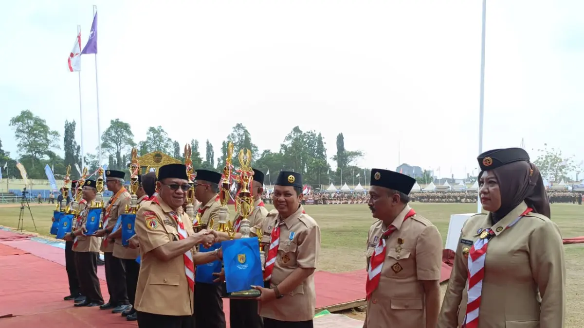 MASUK TIGA BESAR –Kwarcab Grobogan menerima juara tiga ETK Kwarda Jateng 2026 dalam Upacara Peringatan Hari Pramuka Kwarda Jawa Tengah Tahun 2026 di GOR Satria, Banyumas, Kamis (10/9).
