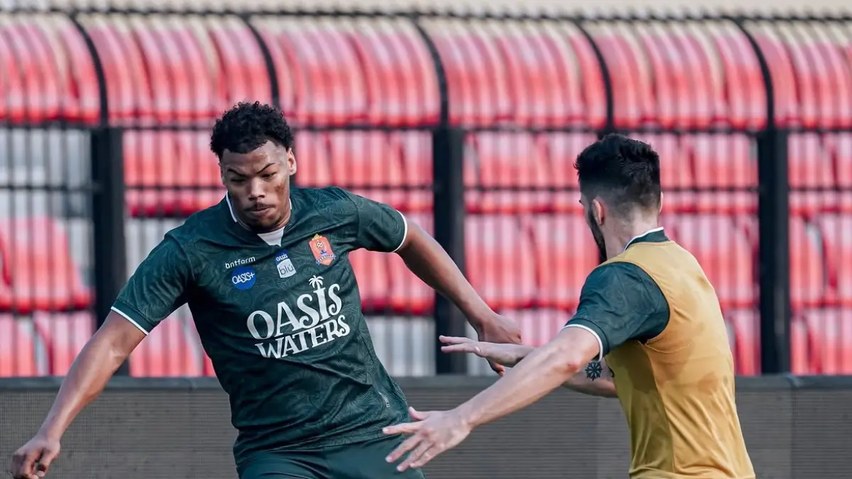 Penyerang sayap Persijap Jepara Weyderson Denilson saat sesi latihan di Stadion Gelora Bumi Kartini Jepara.