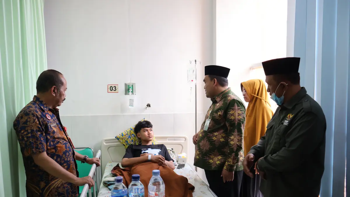 BUpati Blora Arief Rohman menjenguk korban keracunan MBG. (ARIF F/RADAR PATI)