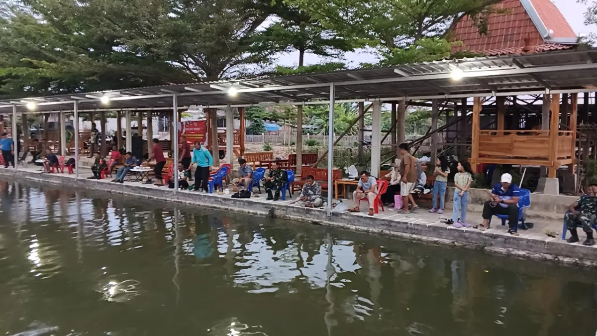 MANCING MANIA: Dandim 0717/Grobogan saat mengajak prajuritnya mancing bareng.