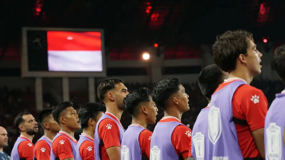 Para pemain Timnas Indonesia menyanyikan lagu Indonesia Raya jelang laga kontra Kamboja di Piala AFF 2026. (KOMPAS.com/ANTONIUS ADITYA MAHENDRA)