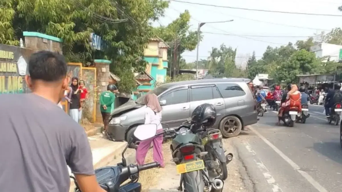 PETAKA: Mobil Toyota Innova tabrak motor di depan SMPN 1 Sulang kemarin. (ISTIMEWA/RADAR PATI)