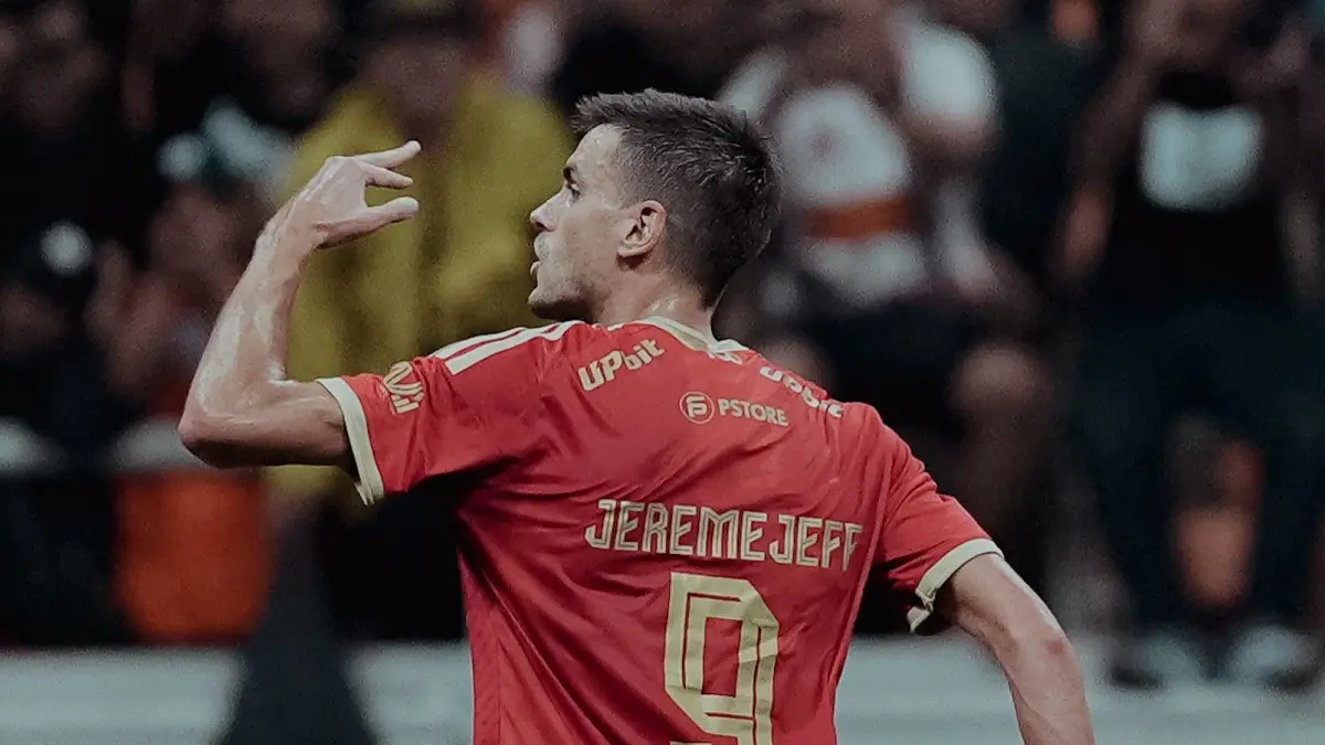 Striket mematikan Persija Jakarta Alexander Jeremejeff mencetak gol ke gawang Persib Bandung. (Persija)