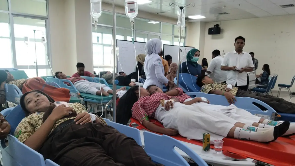 DIRAWAT: Siswa keracunan MBG diperiksa di RSUD Soewondo belum lama ini. (ANDRE FAIDHIL FALAH/RADAR PATI)