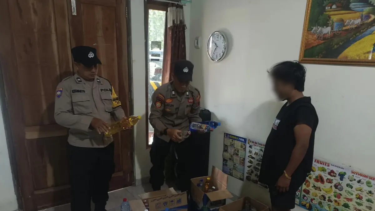 MERESAHKAN: Polisi menyita Miras di Desa Lau dan Piji, Dawe, Kudus. (POLSEK DAWE UNTUK RADAR PATI)