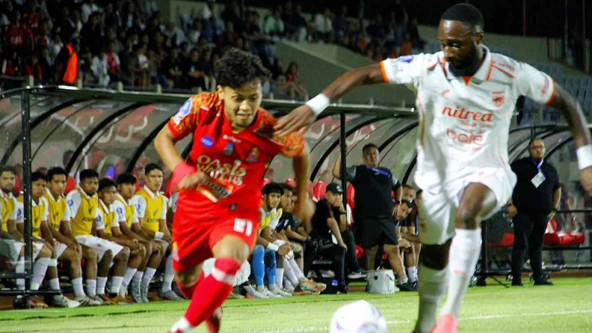 Pemain Persijap saat berduel dengan pemain Borneo FC.